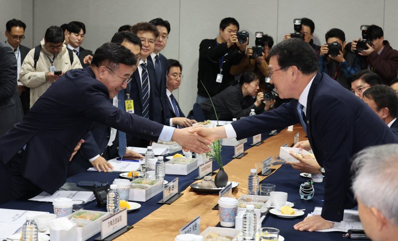 신정훈 국회 행정안전위원회 위원장과 윤호중 행정안전부 장관이 5일 오전 서울 여의도 국회에서 열린 더불어민주당 행정안전위원회와 행정안전부간의 당정협의에서 악수하고 있다. 뉴시스