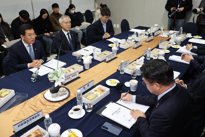 신정훈 국회 행정안전위원회 위원장이 5일 국회에서 열린 더불어민주당 행정안전위원회와 행정안전부간의 당정협의에서 발언을 하고 있다. 뉴시스