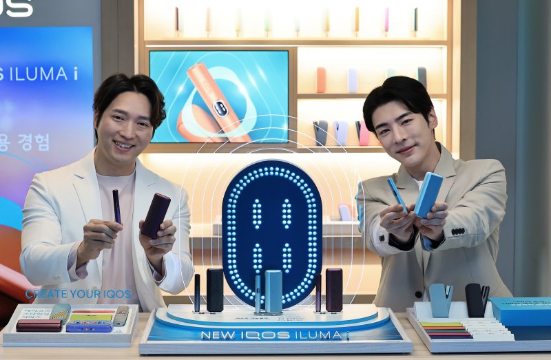 지난 2월 5일 오전 서울 중구 을지로 롯데호텔 서울 크리스탈볼룸에서 모델들이 한국필립모리스의 궐련형 전자담배 기기 신제품 '아이코스 일루마 i(IQOS ILUMA i)' 시리즈를 소개하고 있다. 2025.2.5/뉴스1 ⓒ News1 박정호 기자