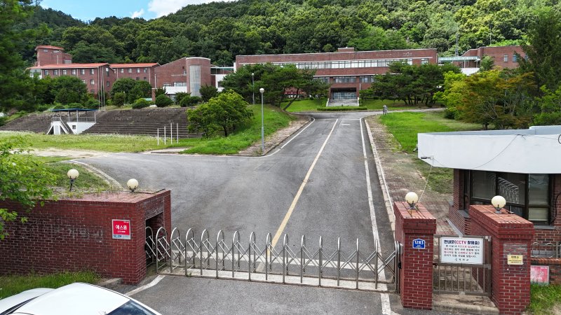 [옥천=뉴시스] 1일 충북 옥천군 옥천읍 죽향리 옛 충북인력개발원 건물 출입문이 굳게 잠겨 있다. 옥천군은 2020년 대한상공회의소로부터 이 건물과 부지를 176억원에 매입했지만, 5년 넘게 활용방안을 찾지 못해 유휴지로 방치하고 있다. 전체 면적은 4만5704㎡(1만3825평)다. 2025.07.01. jyy@newsis.com