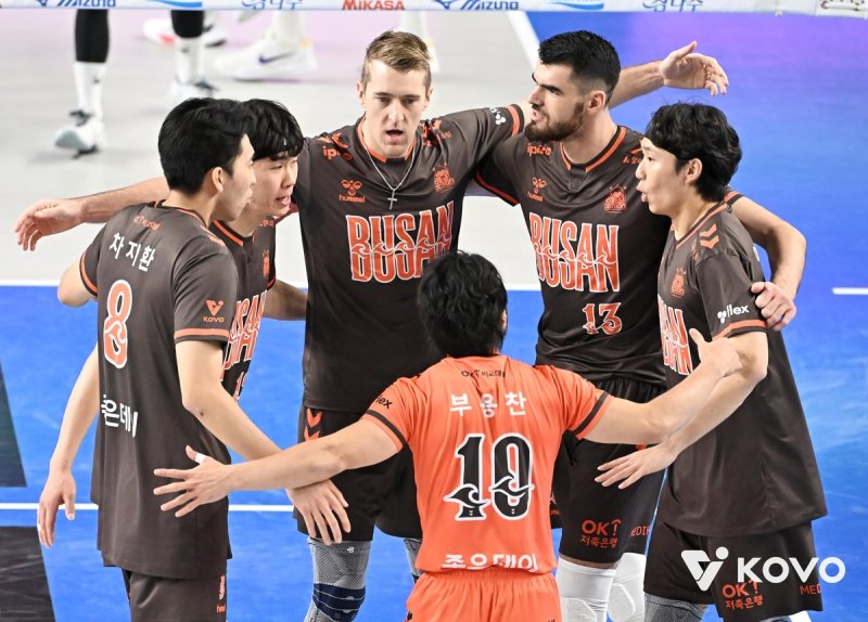 득점 후 기뻐하는 OK저축은행 선수들 (출처=연합뉴스)