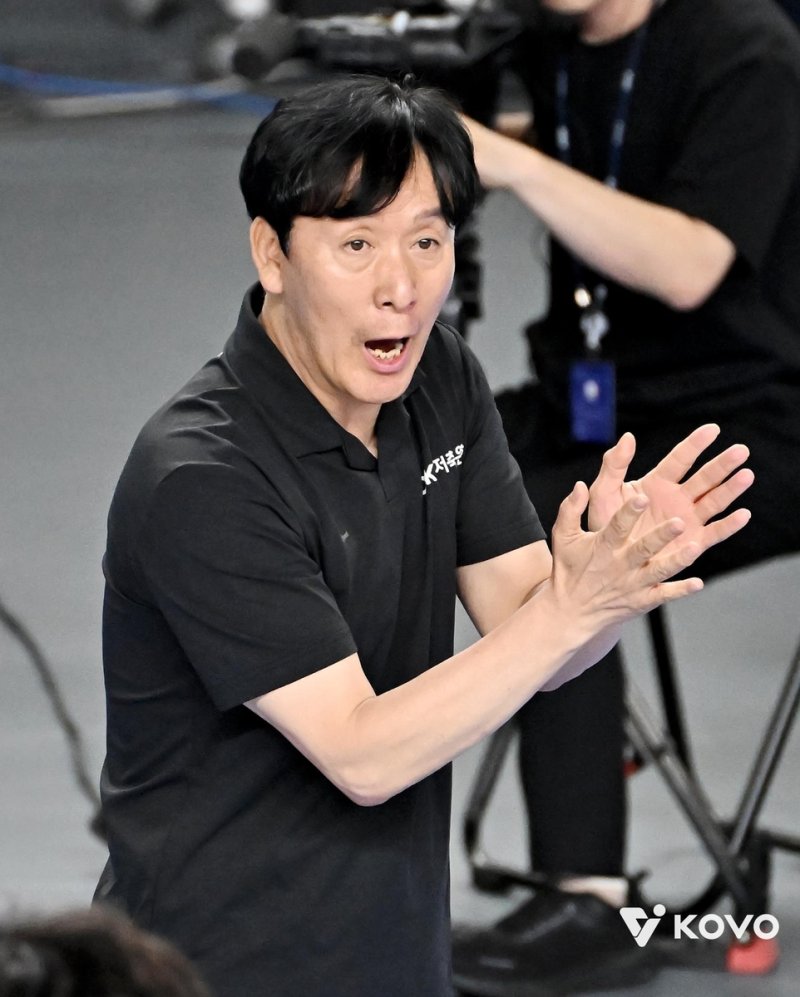 선수들 독려하는 신영철 OK저축은행 감독 (출처=연합뉴스)