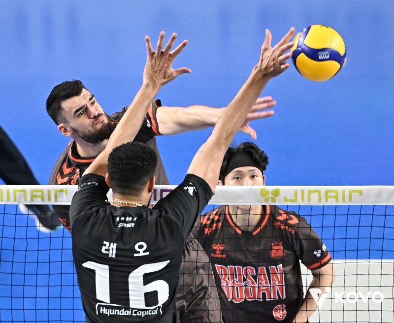 공격하는 OK저축은행의 외국인 공격수 디미트로프(왼쪽) (출처=연합뉴스)