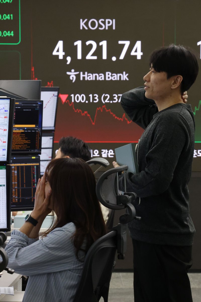 코스피가 5거래일 만에 하락 마감한 4일 오후 서울 중구 하나은행 본점 딜링룸 현황판에 코스피 지수가 전 거래일 대비 100.13포인트(2.37%)하락한 4,121.74을 나타내고 있다. 2025.11.4/뉴스1 ⓒ News1 이광호 기자