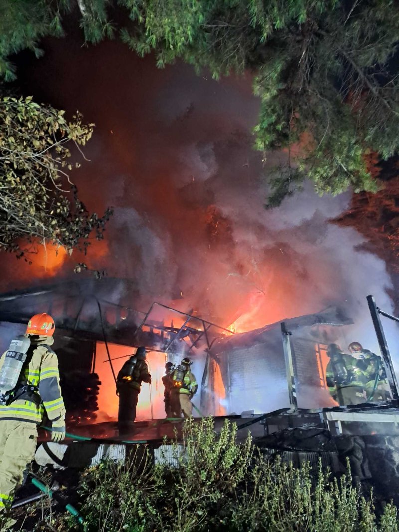 [강릉=뉴시스] 강릉 왕산면 왕산리 한 주택에서 화목난로 연통 과열로 인해 화재가 발생한 가운데 소방당국이 진화에 나서고 있다. (사진=강릉소방서 제공)photo@newsis.com *재판매 및 DB 금지