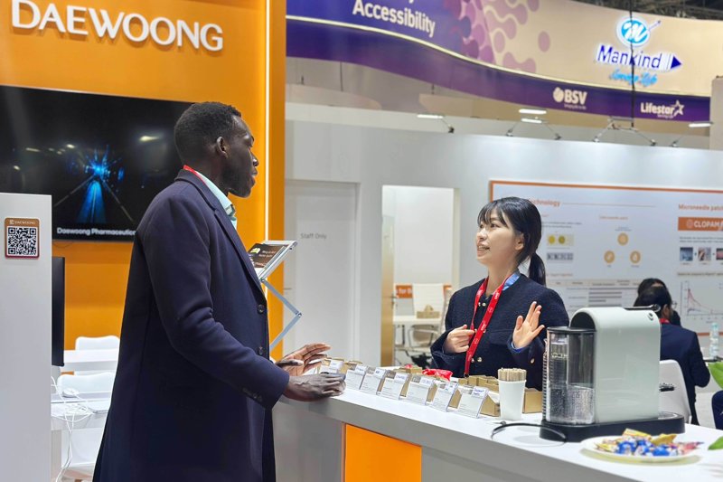 대웅제약 부스에서 해외 바이어가 질문하고 있다. /대웅제약 제공