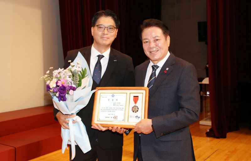 4일 2025 안양시 우수기업 시상식에 참석한 이수민 노루페인트 대표이사(왼쪽)와 최대호 안양시장 (노루페인트 제공. 재판매 및 DB금지) ⓒ News1 장시온 기자