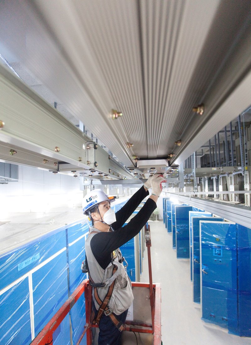 LS전선 직원이 버스덕트 시스템을 설치하고 있다(LS전선 제공). ⓒ 뉴스1