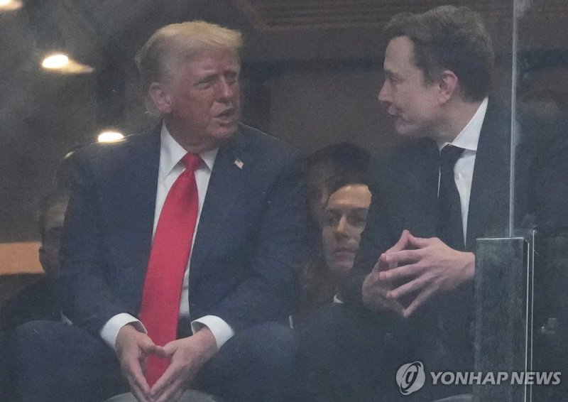 지난해 9월 21일 찰리 커크 추모식에서 만난 도널드 트럼프 미국 대통령(왼쪽)과 일론 머스크 테슬라 최고경영자(CEO).연합뉴스