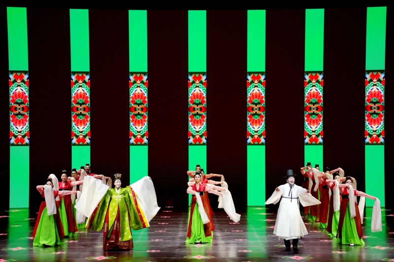 국립정동극장 단심 공연과 예술단원 격려하는 김혜경 여사