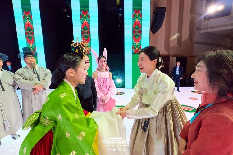 국립정동극장 단심 공연과 예술단원 격려하는 김혜경 여사