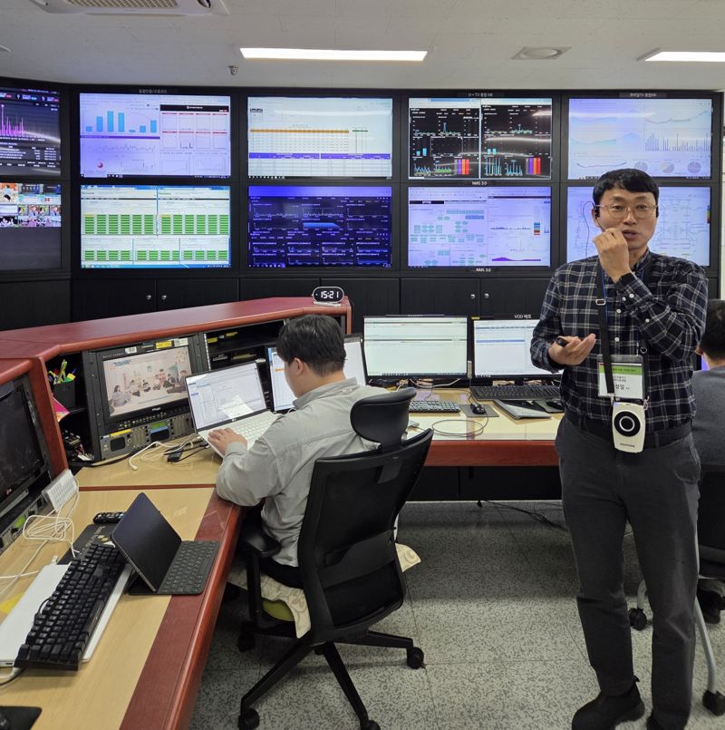 LG유플러스 안양사옥에서 신성일 IPTV 운영팀장이 방송 중계 시스템을 설명하고 있다. 사진=장민권 기자