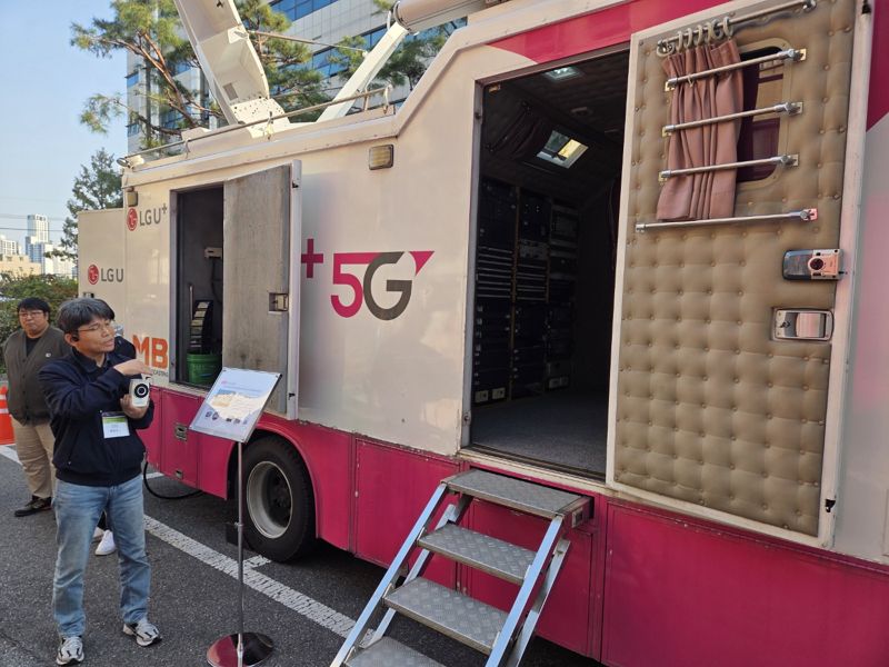 LG유플러스 안양사옥에서 최범식 책임이 방송 중계 시스템을 설명하고 있다. 사진=장민권 기자