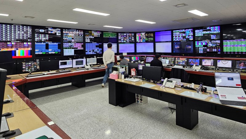 [서울=뉴시스] 박은비 기자 = 지난 4일 LG유플러스 안양사옥 상황실에서 직원들이 실시간 모니터링하고 있는 모습. 2025.11.04. silverline@newsis.com *재판매 및 DB 금지