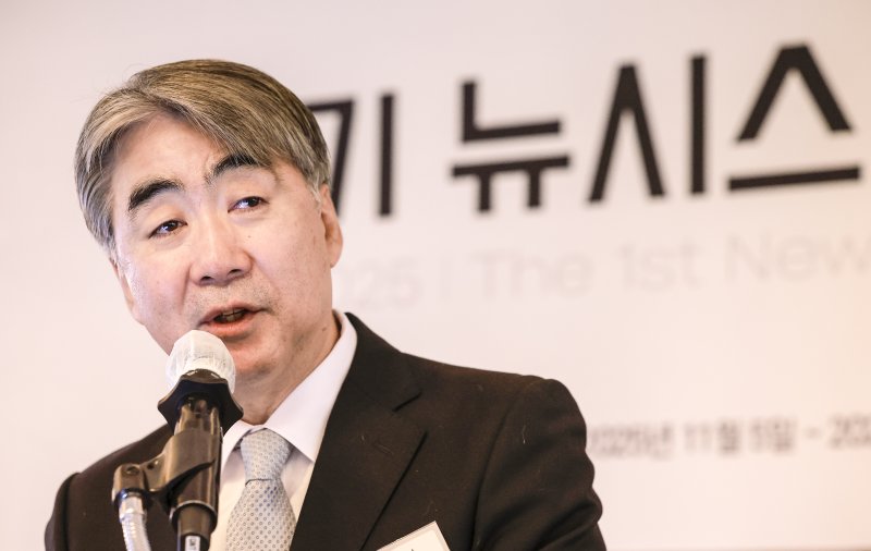 [서울=뉴시스] 정병혁 기자 = 염영남 뉴시스 대표이사가 5일 서울 중구 롯데호텔에서 열린 제1기 뉴시스 금융 아카데미 입학식에서 인사말을 하고 있다. 2025.11.05. jhope@newsis.com
