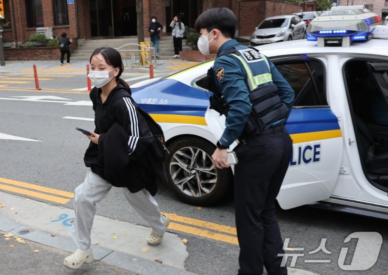 한 수험생이 경찰차에서 내려 시험장으로 향하고 있다. 2024.11.14/뉴스1 ⓒ News1 김성진 기자