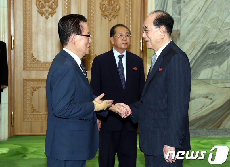 지난 2018년 9월 18일 당시 평양남북정상회담 특별수행원 자격으로 방북한 박지원 민주평화당 의원이 평양 중구역 만수대의사당에서 김영남 북한 최고인민회의 상임위원장과 면담에 앞서 인사를 나누고 있다. /사진=평양사진공동취재단, 뉴스1