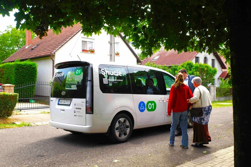 지난 8~10월 현대자동차그룹이 헝가리 괴될뢰에서 진행한 '헝가리 수요응답교통 서비스 시범사업'에서 주민이 셔클 차량을 탑승하고 있다. 사진=현대자동차그룹 제공