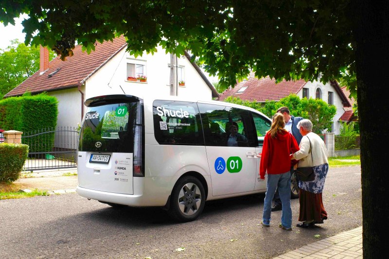 [서울=뉴시스] 현대차·기아가 헝가리 괴될뢰(Gödöllő)시에서 진행한 셔클(SHUCLE)의 '헝가리 수요응답교통 서비스 시범사업'을 지난달 말 성공적으로 마무리했다고 5일 밝혔다. (사진=현대차그룹 제공) photo@newsis.com *재판매 및 DB 금지