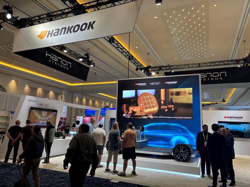 [서울=뉴시스] 4일(현지시각) 미국 라스베가스에서 개막한 AAPEX 2025에서 관람객이 한국앤컴퍼니그룹 부스를 둘러보는 모습. (사진=한국앤컴퍼니그룹) 2025.11.05 photo@newsis.com *재판매 및 DB 금지 *재판매 및 DB 금지