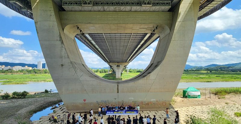 [세종=뉴시스] 국회 환경노동위원회 김주영·이학영·박해철·박홍배 의원 등과 보철거를위한금강낙동강영산강시민행동이 지난 2024년 7월5일 세종시 세종보 상류 천막농성장에서 세종보 재가동 중단과 국가물정책 정상화를 촉구하는 기자회견을 갖고 있다. (사진=뉴시스 DB). photo@newsis.com