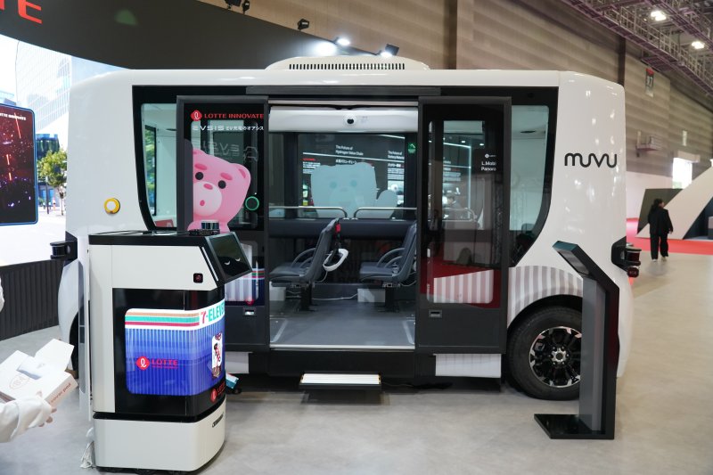 롯데글로벌로지스가 운용하는 배송 로봇(왼쪽) 및 자율주행 버스 (롯데글로벌로지스 제공)
