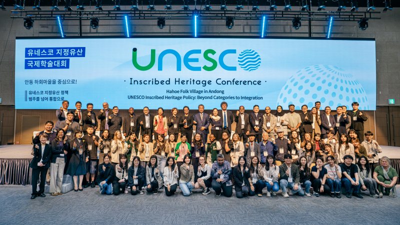 [안동=뉴시스] '2024 유네스코 지정유산 국제학술대회'에서 참석자들이 기념사진을 찍고 있다. (사진=한국국학진흥원 제공) 2025.11.05. photo@newsis.com *재판매 및 DB 금지