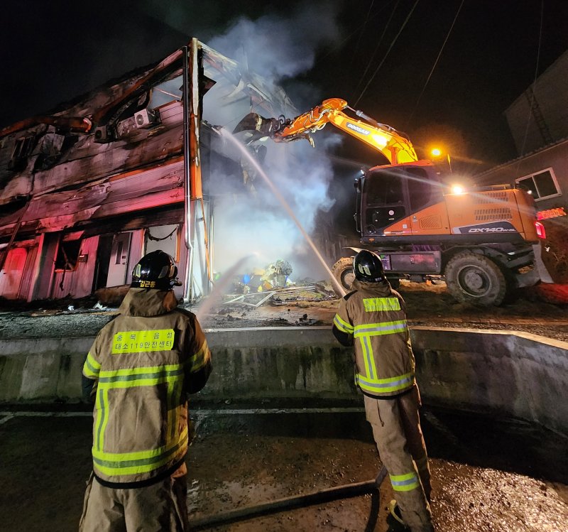[음성=뉴시스] 충북 음성 기숙사 화재 현장 (사진= 음성소방서 제공) 2025.11.05. photo@newsis.com *재판매 및 DB 금지