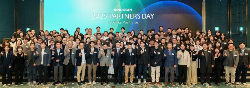 2025 이노션 파트너스데이 참석자 단체사진.(이노션 제공)