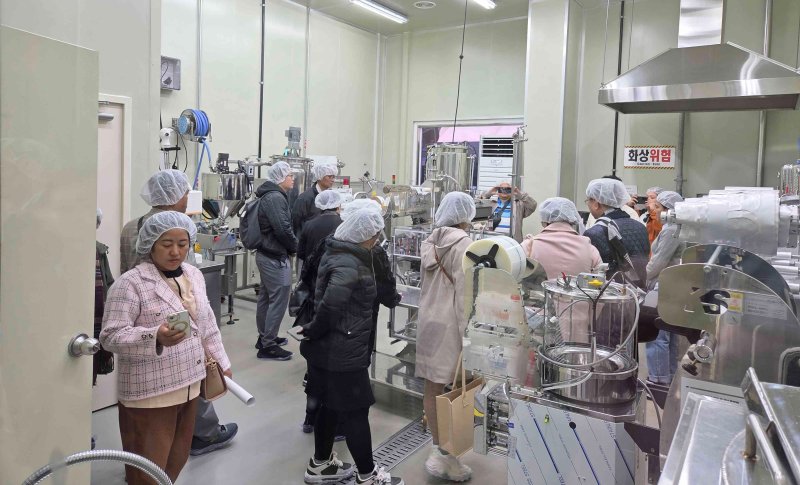 미얀마 식품협회 회원사 대표단이 용인시 농업기술센터에서 시설을 살펴보고 있는 모습.(용인시 제공)