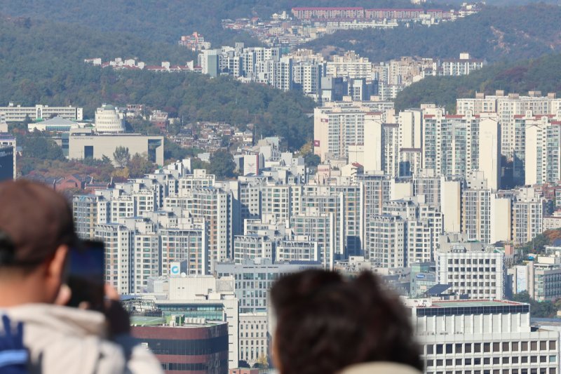 [서울=뉴시스] 권창회 기자 = 3일 서울 남산타워에서 바라본 시내 아파트단지 모습. 정부의 ‘10·15 부동산 대책’ 시행 이후 서울 아파트 매수 심리가 2개월여 만에 꺾인 것으로 나타났다. 지난 2일 한국부동산원이 발표한 주간 아파트 수급동향에 따르면 10월 넷째 주(10월 27일 기준) 서울 아파트 매매수급지수는 직전 주(105.4)보다 2.2포인트(p) 하락한 103.2를 기록했다. 이는 지난 8월(99.1) 이후 9주 만의 하락 전환이다. 2025.11.03. kch0523@newsis.com