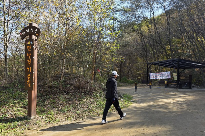 태백시 문곡소도동에 조성한 지지리골 활토 숲길 모습. 산림청 승인 없이 황토를 깔고 세족장을 설치해 논란이 일고 있다.(사진=뉴시스) *재판매 및 DB 금지
