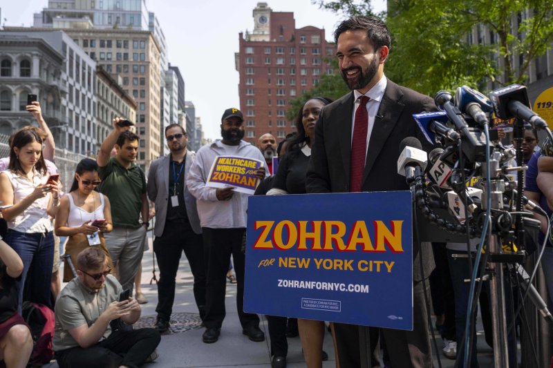 [뉴욕=AP/뉴시스]뉴욕시장 선거에 민주당 후보로 출마한 조란 맘다니 후보가 지난 8월7일 기자회견을 하고 있다. 맘다니 후보는 도널드 트럼프 미 대통령을 공격하는데 선거 유세의 초점을 맞추고 있고 트럼프는 그를 낙선시키기 위해 당원들에게 공화당 후보보다도 무소속의 쿠오모 전 주지사를 찍으라고 권했다. 2025.11.05.