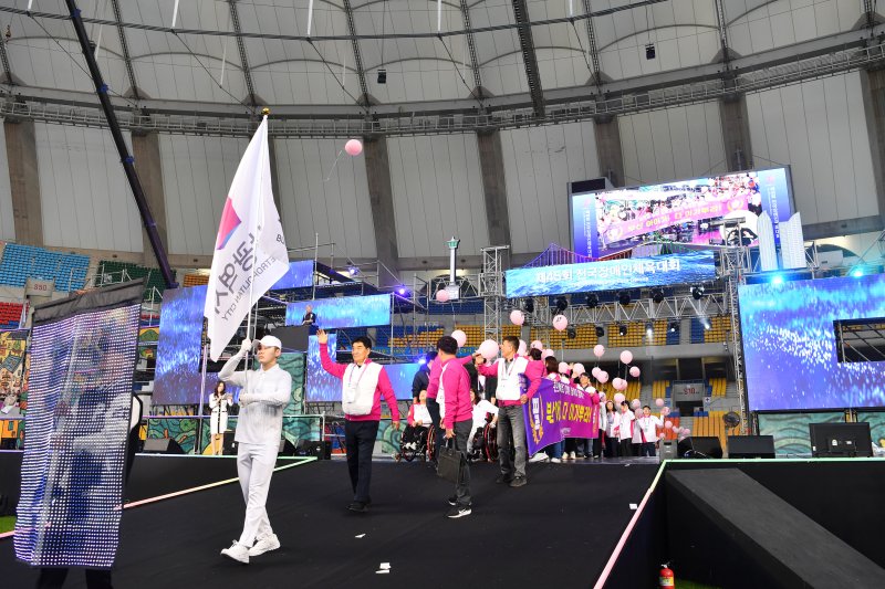 [부산=뉴시스]문화체육관광부가 후원하고 대한장애인체육회가 주최, 부산시, 부산시교육청, 부산시장애인체육회가 공동으로 주관하는 제45회 전국장애인체육대회가 31일 오후 부산 연제구 아시아드주경기장에서 개회식을 갖고 6일간의 열전에 들어간다.장애인체전은 11월5일까지 부산시 일원에서 열린다. 전국 17개 시도 선수단 총 9805명(선수 6106명, 임원 및 관계자 3699명)이 참가하며 총 31개에서 선수부와 동호인부로 나눠 진행한다. (사진=부산시 제공) 2025.10.31. photo@newsis.com *재판매 및 DB 금지