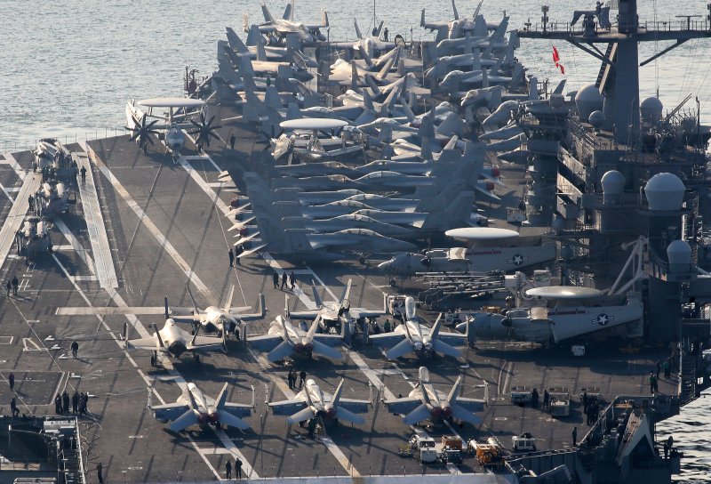 미국 해군 핵추진 항공모함 '조지워싱턴함'(CVN-73)이 5일 오전 부산 남구 해군작전사령부 부산작전기지에 입항하고 있다. 길이 333m, 폭 78m, 무게 약 10만t, 승조원 6000여 명에 달하는 니미츠급 항모인 조지워싱턴함은 항공기 80여 대를 탑재할 수 있어 '떠다니는 군사기지'로 불린다. 뉴스1