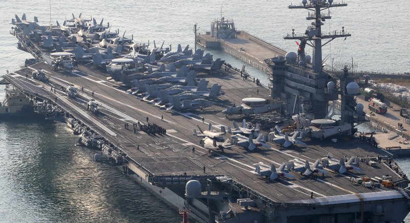 미국 해군 핵추진 항공모함 '조지워싱턴함'(CVN-73)이 5일 오전 부산 남구 해군작전사령부 부산작전기지에 입항하고 있다. 길이 333m, 폭 78m, 무게 약 10만t, 승조원 6000여 명에 달하는 니미츠급 항모인 조지워싱턴함은 항공기 80여 대를 탑재할 수 있어 '떠다니는 군사기지'로 불린다. 뉴스1