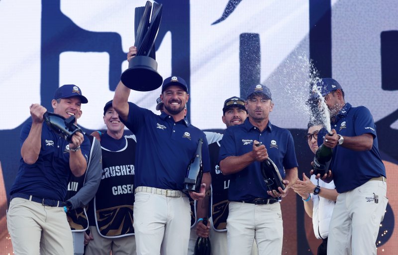 [인천=뉴시스] 홍효식 기자 = 브라이슨 디섐보(왼쪽 두번째)가 이끄는 크러셔스 GC 팀이 4일 인천 연수구 송도 잭 니클라우스 골프클럽 코리아에서 열린 LIV 골프 코리아 시상식에서 우승 세리머니를 하고 있다. 2025.05.04. yesphoto@newsis.com