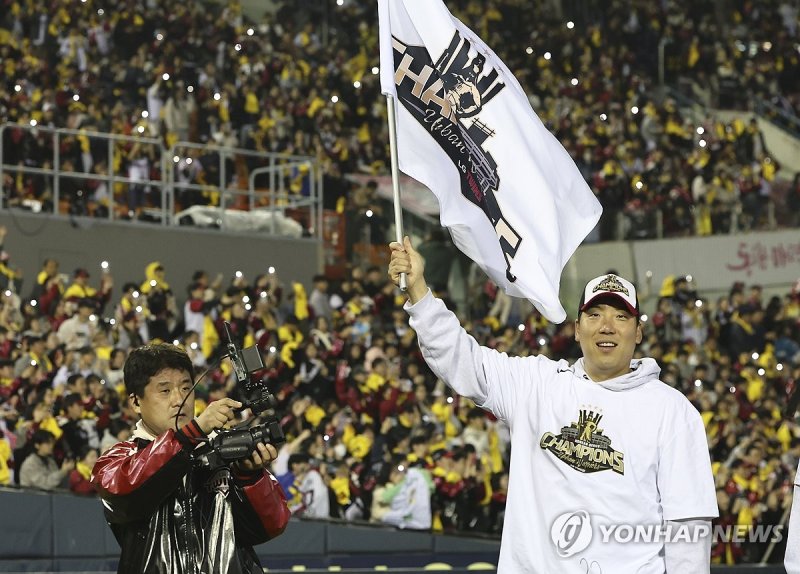 그라운드 도는 김현수 (출처=연합뉴스)