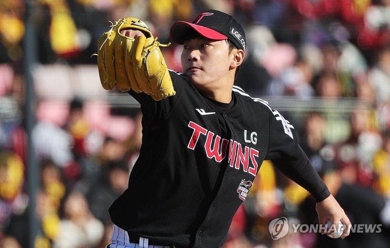 역투하는 김윤식 (출처=연합뉴스)