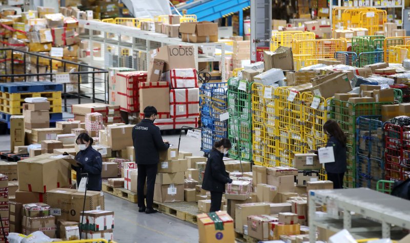 블랙프라이데이를 앞두고 유통업계가 할인행사를 하는 등 해외직구가 늘어나고 있는 인천 중구 인천공항 본부세관 특송물류센터에서 직원들이 물품 검사를 하고 있다. 2024.11.20/뉴스1 ⓒ News1 이승배 기자