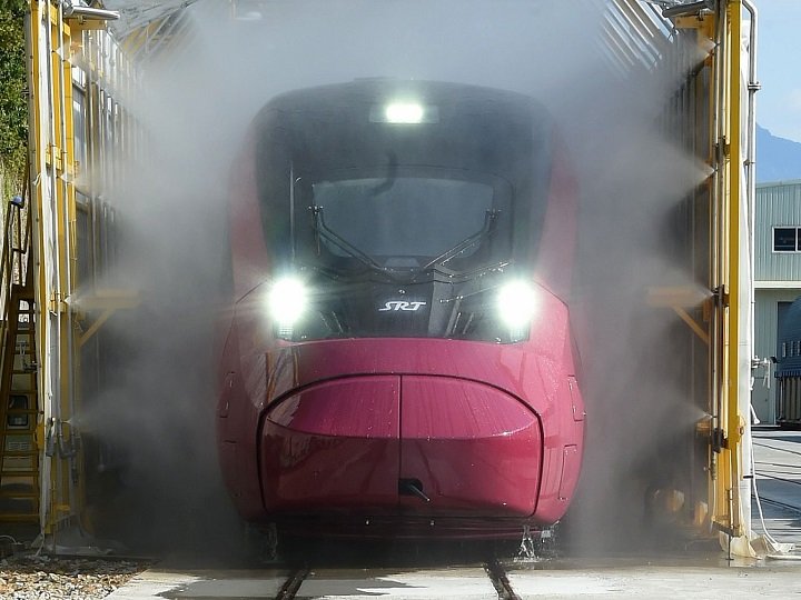 [서울=뉴시스] 에스알은 지난 10월 31일(금) 경남 창원 소재 철도차량 검사장을 찾아 차세대 SRT ‘EMU-320’ 누수시험 현장을 점검했다. 2025.11.05. (사진=에스알 제공) photo@newsis.com *재판매 및 DB 금지