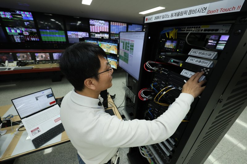 LG유플러스가 내년 2월 이탈리아 밀라노에서 개최되는 동계올림픽 방송 중계 준비에 돌입했다. 사진은 LG유플러스 임직원이 안양사옥 방송센터에서 ‘히트리스 프로텍션’ 기술을 시연하고 있는 모습