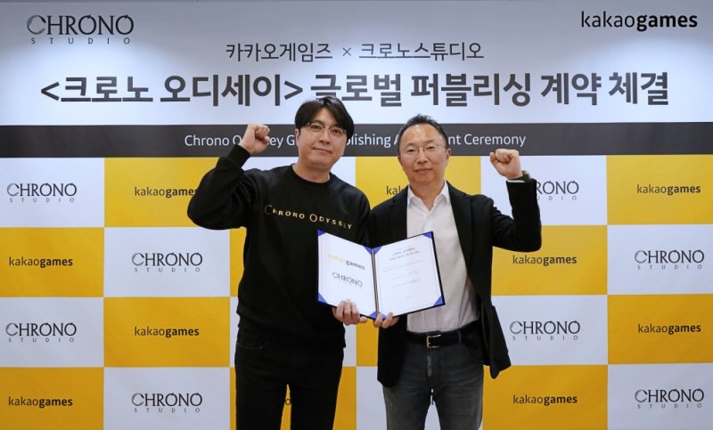 카카오게임즈는 21일 엔픽셀 자회사인 크로노스튜디오가 개발 중인 신작 ‘크로노 오디세이’의 글로벌 퍼블리싱 사업 계약을 체결했다고 밝혔다. 왼쪽부터 크로노스튜디오 배봉건 대표, 카카오게임즈 한상우 대표 내정자.(사진=카카오게임즈 제공) *재판매 및 DB 금지