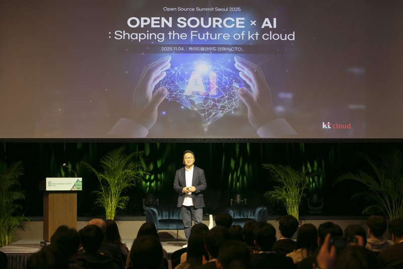 안재석 KT클라우드 기술본부장이 4일 열린 '오픈소스 서밋 코리아 2025'에서 키노트 발표를 하고 있다. (KT클라우드 제공)
