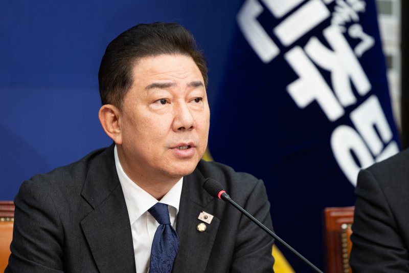 김병기 더불어민주당 원내대표가 3일 서울 여의도 국회에서 열린 최고위원회의에서 모두 발언을 하고 있다. 2025.11.3/뉴스1 ⓒ News1 유승관 기자