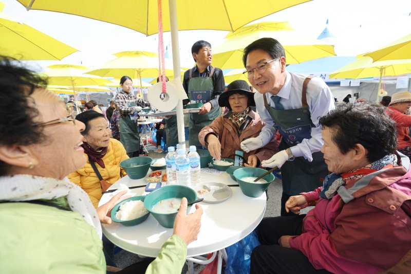 심덕섭 전북 고창군수가 노인들에게 식사 배식을 하고 있다.(고창군제공, 재판매 및 DB금지)2025.11.5/뉴스1