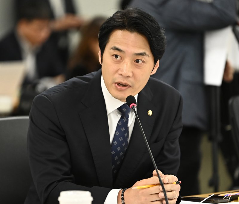 [수원=뉴시스] 김종택 기자 = 한준호 더불어민주당 의원이 20일 경기 수원시 경기도청에서 열린 국회 국토교통위원회의 경기도에 대한 국정감사에서 질의하고 있다. 2025.10.20. jtk@newsis.com