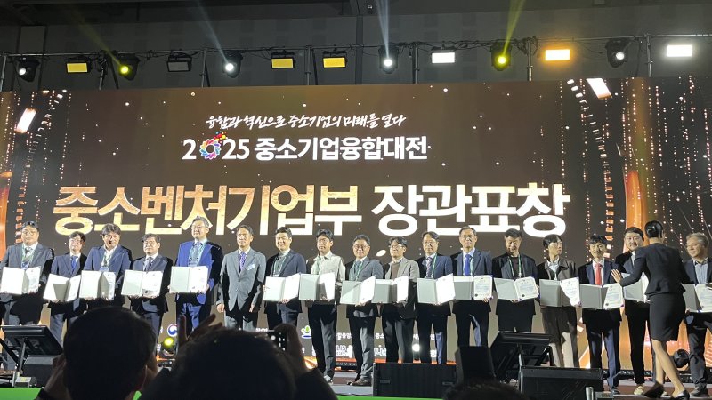 전남테크노파크가 대전컨벤션센터에서 열린 '2025 중소기업 융합대전'에서 '지역혁신 부문 중소벤처기업부 장관 표창'을 수상했다 (전남테크노파크 제공)
