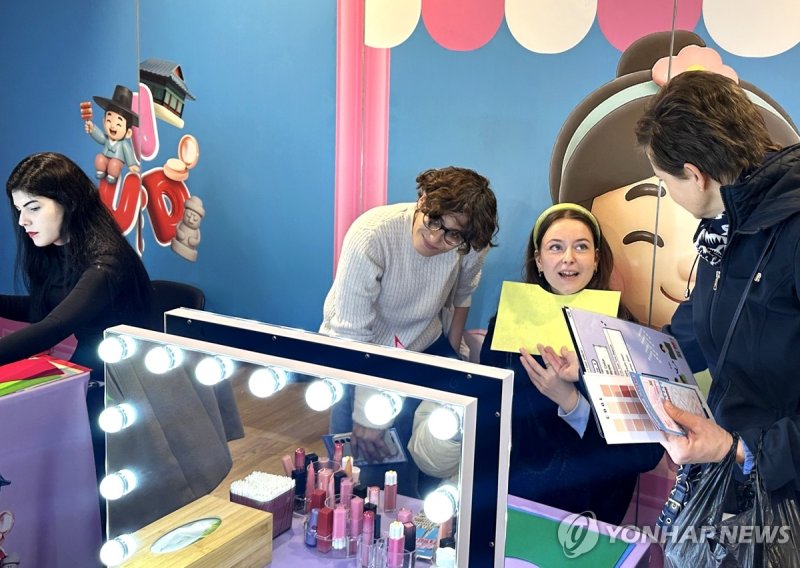 '퍼스널 컬러' 골라보는 방문객들 (출처=연합뉴스)