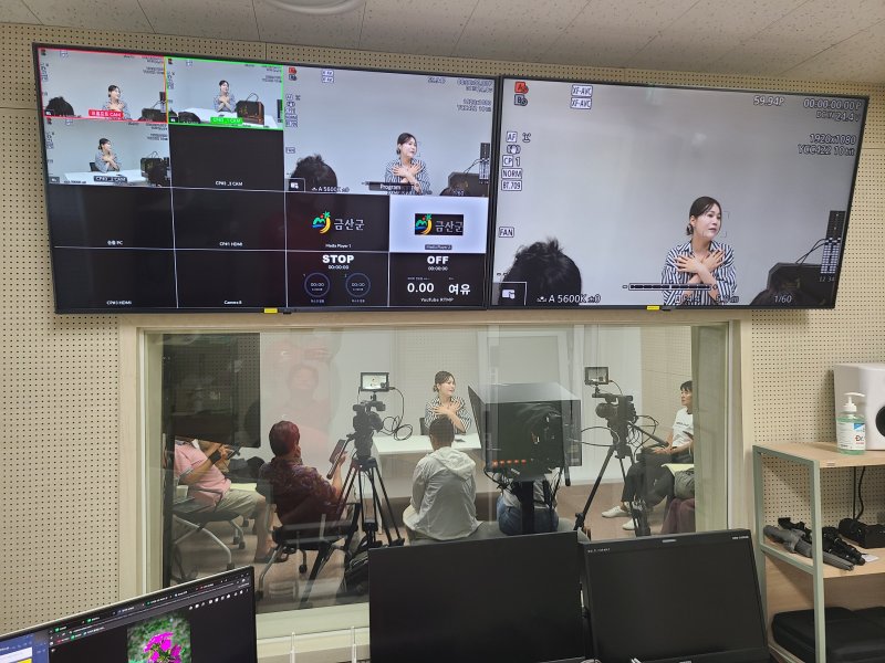 [금산=뉴시스] 충남 금산군 라이브커머스 방송실 교육 및 리허설 모습. (사진=금산군 제공) 2025.11.05. photo@newsis.com *재판매 및 DB 금지